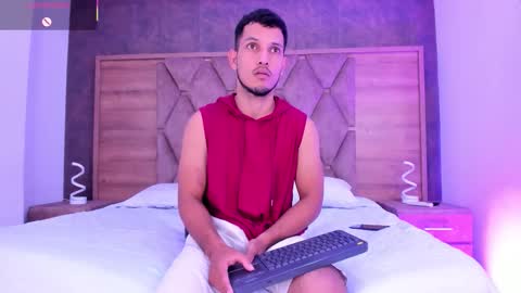 YG COUPLE online show from January 7, 8:55 pm