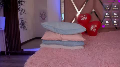 Snapshot of eimyaniston_cute chatting on February 14, 2:44 pm eimyaniston cute online show from February 14, 2:44 pm