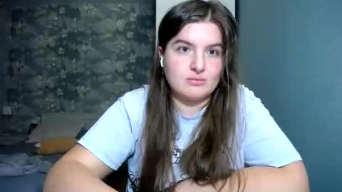 Elanis online show from April 18, 7:07 pm