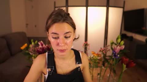 Snapshot of elannand chatting on December 16, 6:07 am ELA 3 online show from December 16, 6:07 am