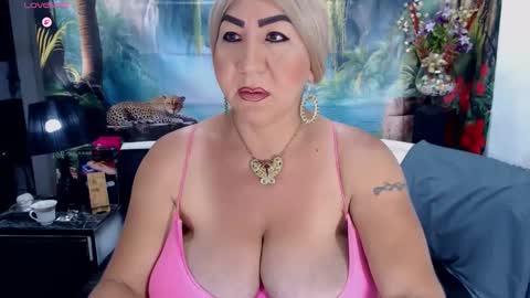 Snapshot of elektra_4_you chatting on October 10, 12:15 pm XIOMY   give LIKE on my page online show from October 10, 12:15 pm