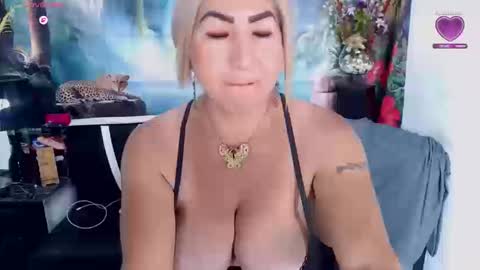 Snapshot of elektra_4_you chatting on October 20, 2:50 pm XIOMY   give LIKE on my page online show from October 20, 2:50 pm