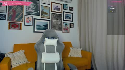 Snapshot of elenalooove chatting on February 6, 6:13 pm Elena insta yourdream 1ove online show from February 6, 6:13 pm