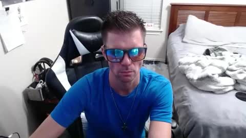 Snapshot of elevatetlb chatting on October 6, 1:36 am Walker online show from October 6, 1:36 am