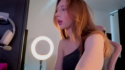 Snapshot of elfiecollins chatting on May 19, 6:09 am Elfie online show from May 19, 6:09 am