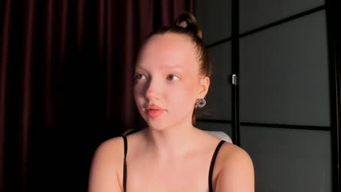 Snapshot of elianareynolds chatting on December 10, 4:02 am Ella online show from December 10, 4:02 am