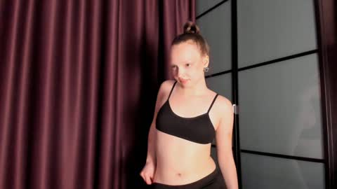 Snapshot of elianareynolds chatting on December 10, 7:05 am Ella online show from December 10, 7:05 am