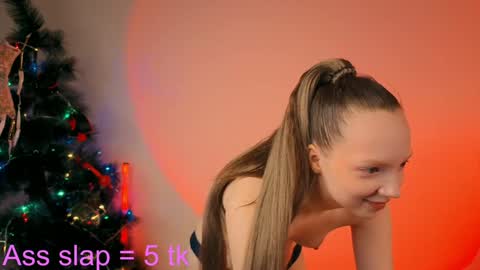 Snapshot of elianareynolds chatting on December 24, 7:39 am Ella online show from December 24, 7:39 am