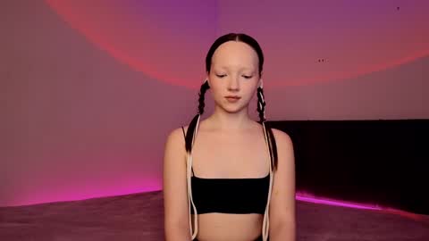 Snapshot of elianareynolds chatting on January 14, 3:22 am Ella online show from January 14, 3:22 am