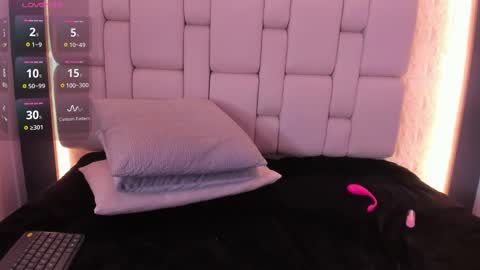 E L I I Z A B E T H   online show from February 27, 3:15 pm