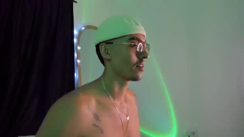 Snapshot of elio_dicaprio chatting on November 9, 2:21 am elio_dicaprio online show from November 9, 2:21 am