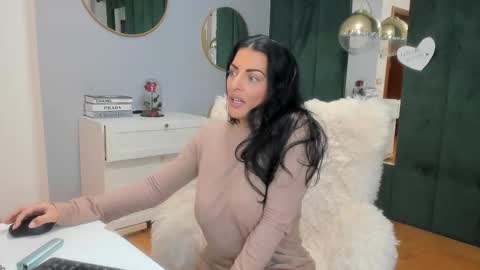 Snapshot of elisabaxter chatting on November 2, 6:05 am Maria online show from November 2, 6:05 am