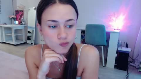 Snapshot of eliscuteblonde chatting on November 19, 4:56 am Elis online show from November 19, 4:56 am