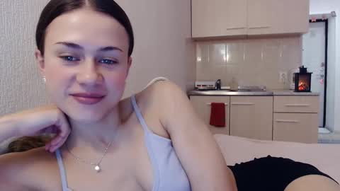 Snapshot of eliscuteblonde chatting on November 29, 5:21 am Elis online show from November 29, 5:21 am