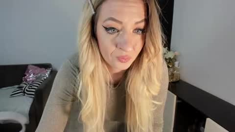 Snapshot of elissavibe chatting on January 19, 11:45 am Elisa Promotion online show from January 19, 11:45 am