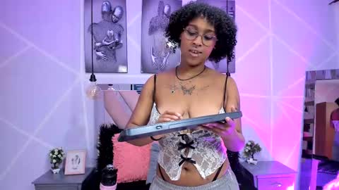 Snapshot of elit_noa chatting on February 12, 8:07 pm elit noa online show from February 12, 8:07 pm