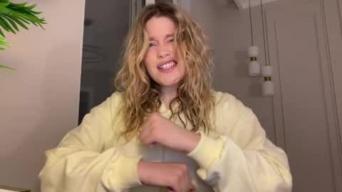 Stephanie online show from April 3, 9:35 pm