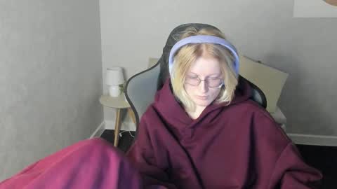 Snapshot of elizabeth_harpper chatting on December 2, 1:00 am Elizabeth online show from December 2, 1:00 am