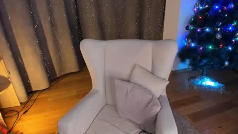 Elizabeth online show from December 1, 1:10 am