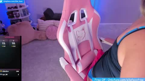 Snapshot of ella_foxx chatting on March 5, 2:36 am ella_foxx online show from March 5, 2:36 am