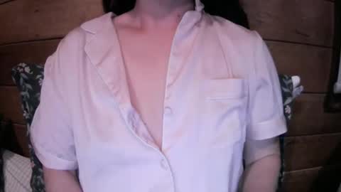 Snapshot of ella_girlnextdoor chatting on September 13, 11:10 am Ella - Girl Next Door online show from September 13, 11:10 am