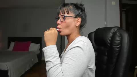 Snapshot of ella_sweety0 chatting on November 28, 12:02 am Ella online show from November 28, 12:02 am