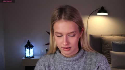 Ella online show from December 1, 9:04 pm