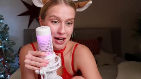 Ella online show from December 13, 1:26 am