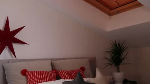 Ella online show from December 13, 11:06 pm