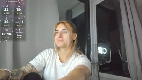 ella_vee online show from October 10, 3:49 am