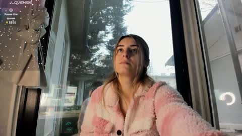 ella_vee online show from December 17, 7:14 am