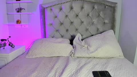 Ellaa Muller online show from December 5, 9:06 pm