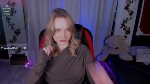 Snapshot of ellabloom chatting on December 20, 3:08 pm Ella online show from December 20, 3:08 pm