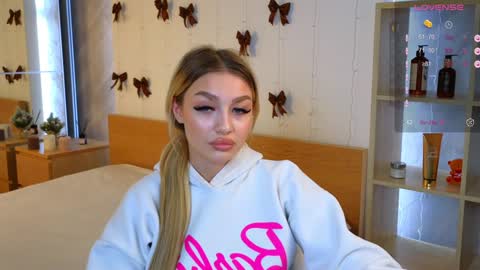 ellamilla online show from December 24, 8:33 am