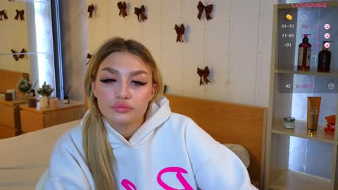 ellamilla online show from December 24, 11:38 am