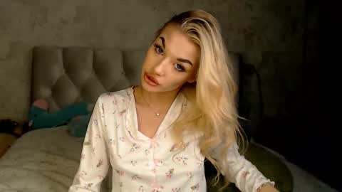 ellamilla online show from March 8, 9:29 pm