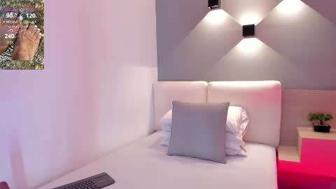 Snapshot of ellamontoya chatting on October 28, 12:19 pm Ella online show from October 28, 12:19 pm