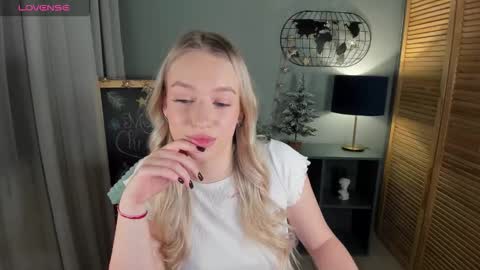 elldiana online show from December 15, 1:32 am