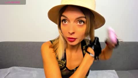 ellen_flow online show from October 30, 9:15 pm