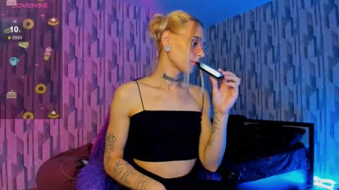 Snapshot of elli_26 chatting on December 7, 8:44 am Ellie online show from December 7, 8:44 am