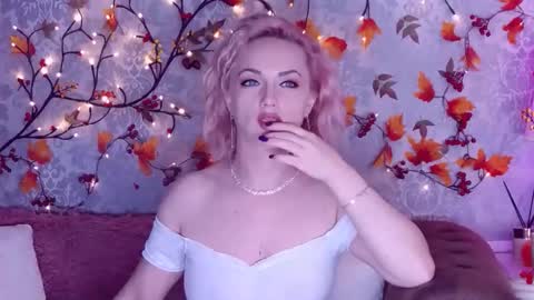 Snapshot of ellianareese chatting on September 19, 2:24 am Elliana online show from September 19, 2:24 am