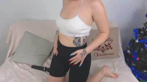 Snapshot of ellie_babyy chatting on December 20, 11:32 am Ellie online show from December 20, 11:32 am