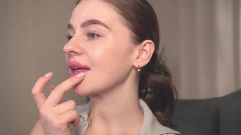 Snapshot of elliephant_ chatting on January 13, 12:35 pm just Emily online show from January 13, 12:35 pm