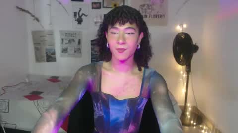 Snapshot of ellis_flowers chatting on December 17, 7:31 pm . online show from December 17, 7:31 pm