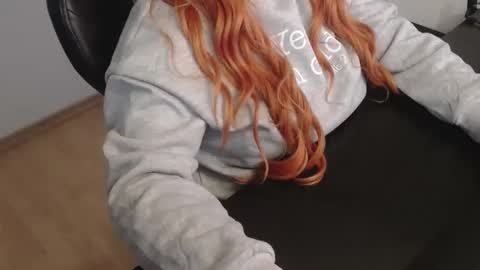 Elly online show from December 16, 7:30 pm