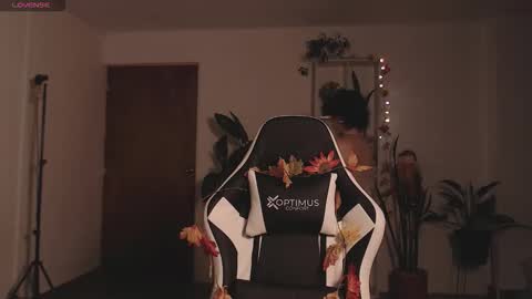 Snapshot of elly_uwuw chatting on October 23, 11:24 pm Emy Castro online show from October 23, 11:24 pm