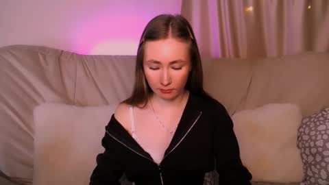 Snapshot of ellycolins_ chatting on February 1, 3:27 am Elly online show from February 1, 3:27 am