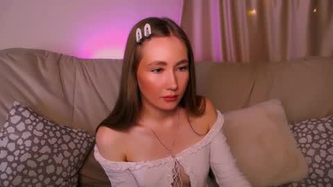 Snapshot of ellycolins_ chatting on February 6, 3:33 am Elly online show from February 6, 3:33 am