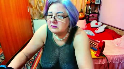 Snapshot of ellyhot53 chatting on December 19, 12:34 am ellyhot53 online show from December 19, 12:34 am
