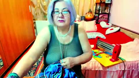 Snapshot of ellyhot53 chatting on December 24, 1:39 pm ellyhot53 online show from December 24, 1:39 pm